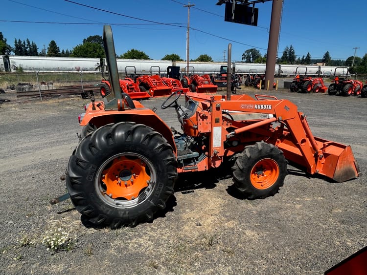 Kubota L3350 4×4 Tractor with BF800 Loader
