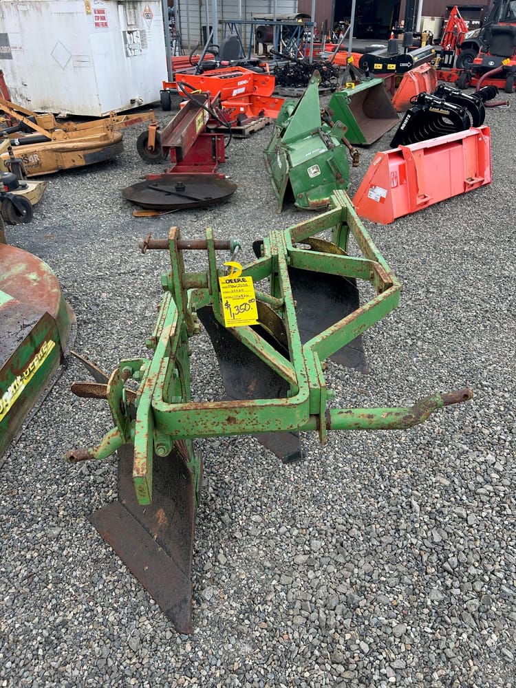 JOHN DEERE 3 BOTTOM PLOW