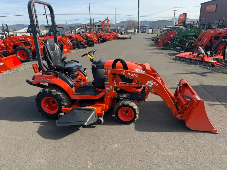 Kubota BX2680V-1 Tractor and LA344S Loader does not include mower deck